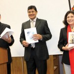 El Padre Eugenio Hoyos, presenta las obras de Alirio, les acompaña Sonia Umanzor, de la Embajada de El Salvador