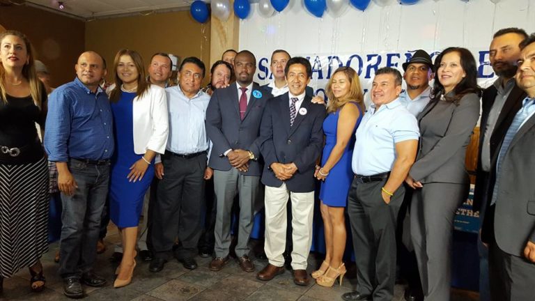 Salvadoreños que respaldan a Clinton, buscan residencia para sus paisanos con TPS