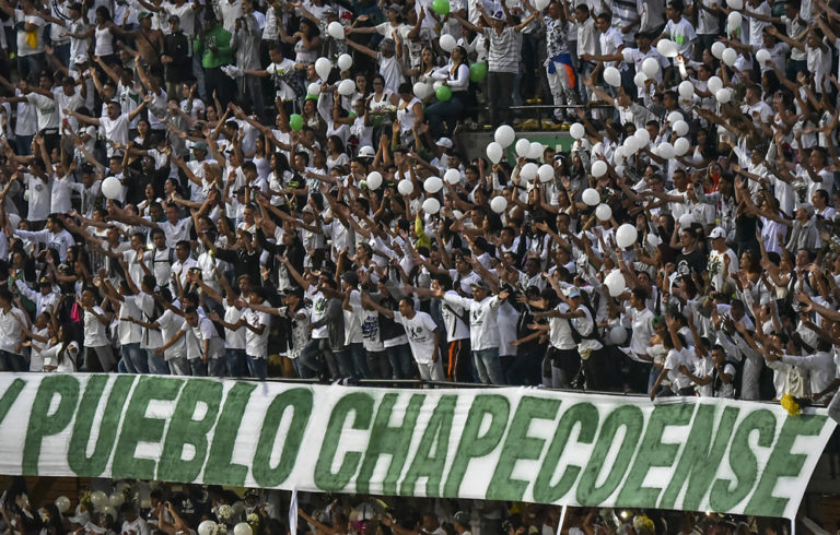 Atlético Nacional rinde emotivo tributo al Chapecoense