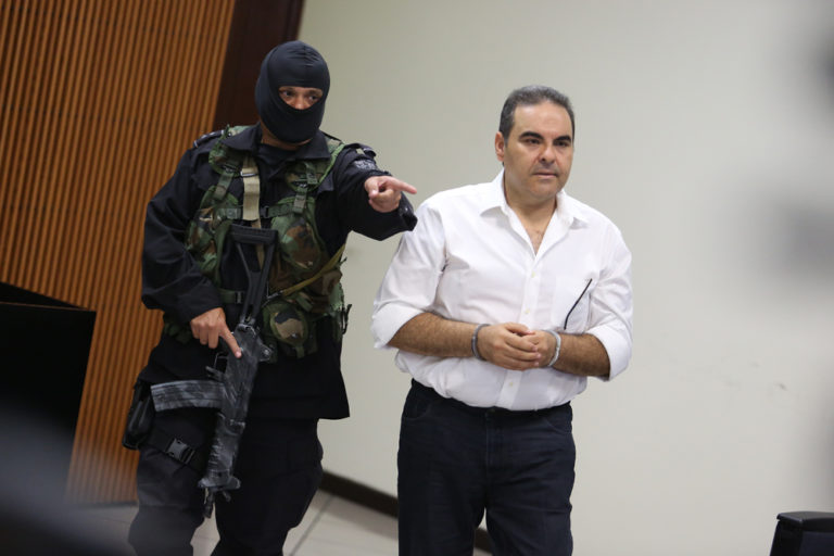 Ex presidente Saca y ex fiscal salvadoreño en la cárcel por corrupción