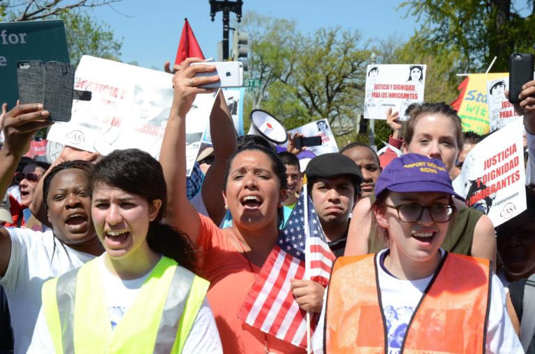 Obama debería otorgar el perdón presidencial a los inmigrantes indocumentados