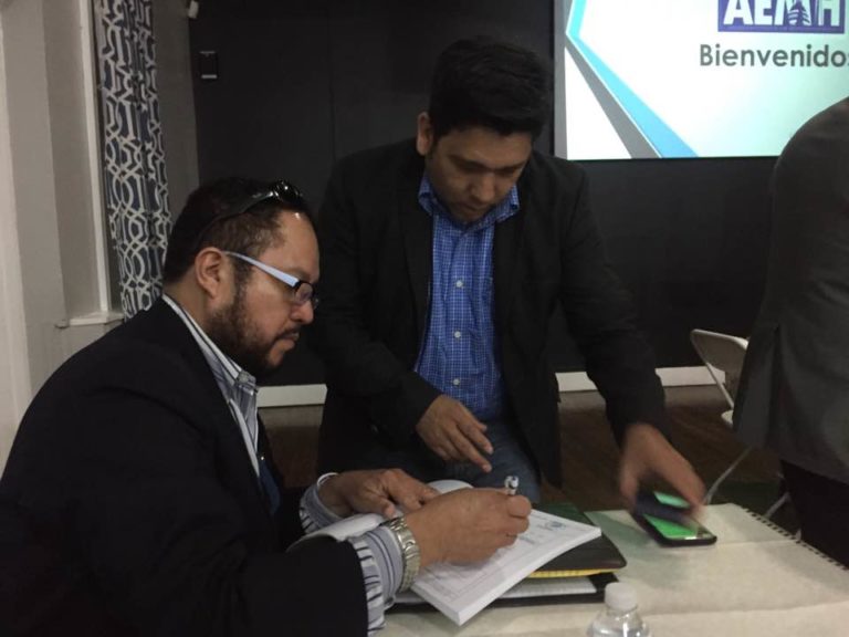 Firmas para nuevo partido político de salvadoreños en el exterior