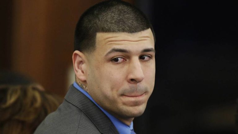 Ex estrella de fútbol americano Aaron Hernández se suicida en prisión