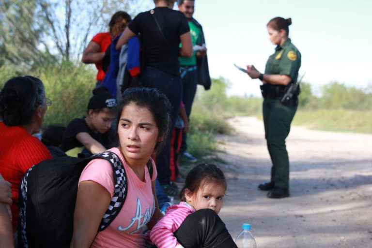 No separarán de sus familias a niños que crucen ilegalmente la frontera