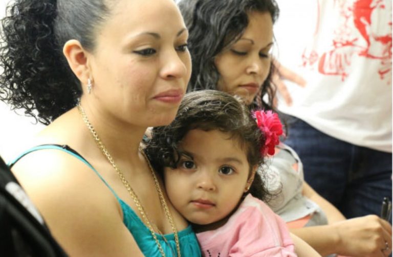 Madre inmigrante salvadoreña recibe perdón por conducir sin licencia