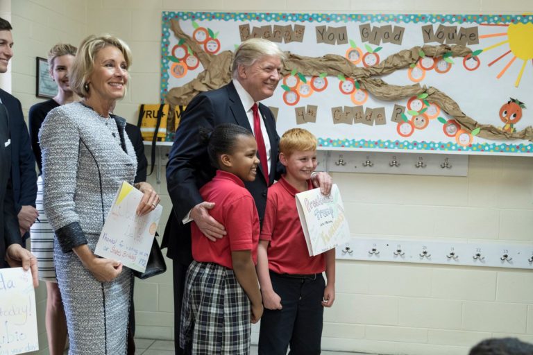 Trump donará salario a Educación