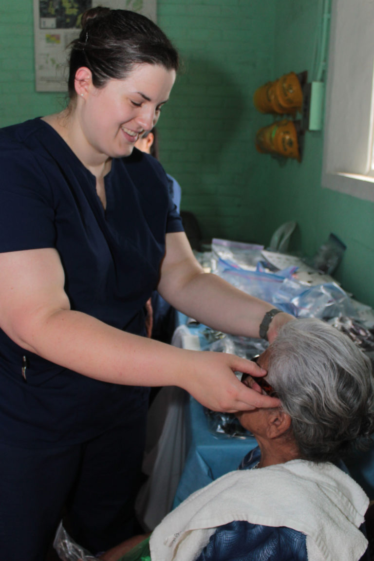 Estudiantes de California llevan ayuda médica a El Salvador