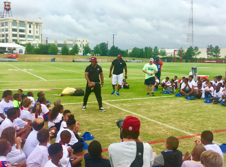 Los Redskins con la comunidad latina