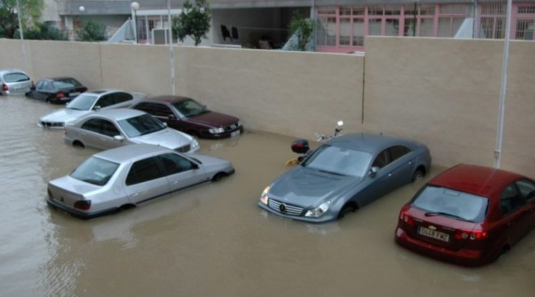 Cómo identificar un vehículo dañado por inundación