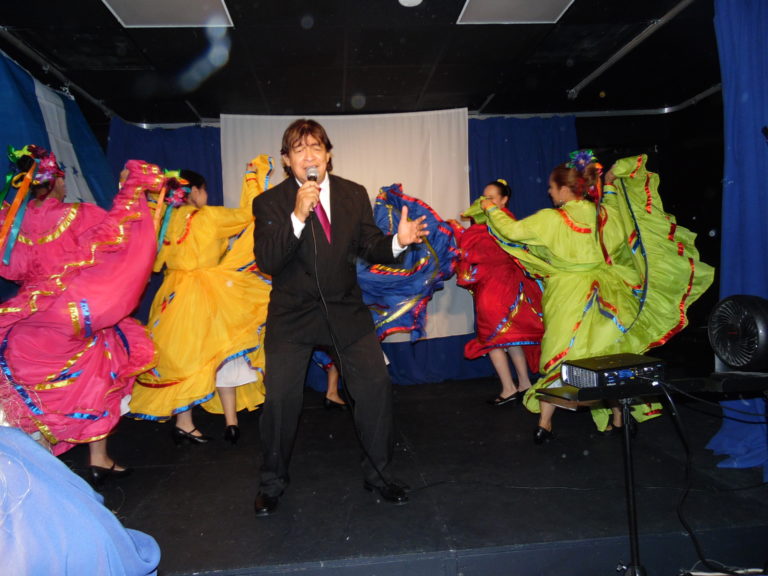 Poeta hondureña expone su obra literaria