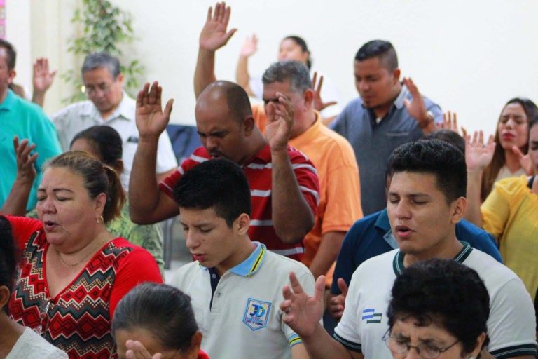 Todos nuestros enemigos bajo de los pies de Jesús