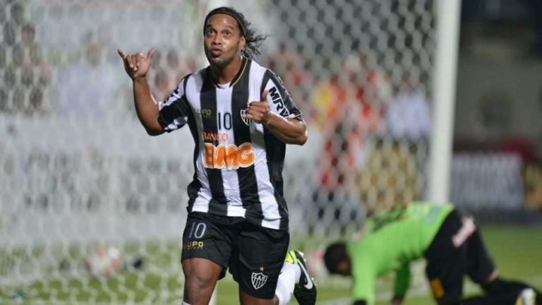 Ronaldinho le dice adiós al fútbol