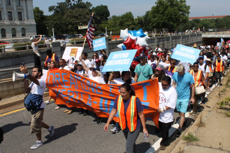 Se reanuda recepción de solicitudes de DACA por orden de un juez