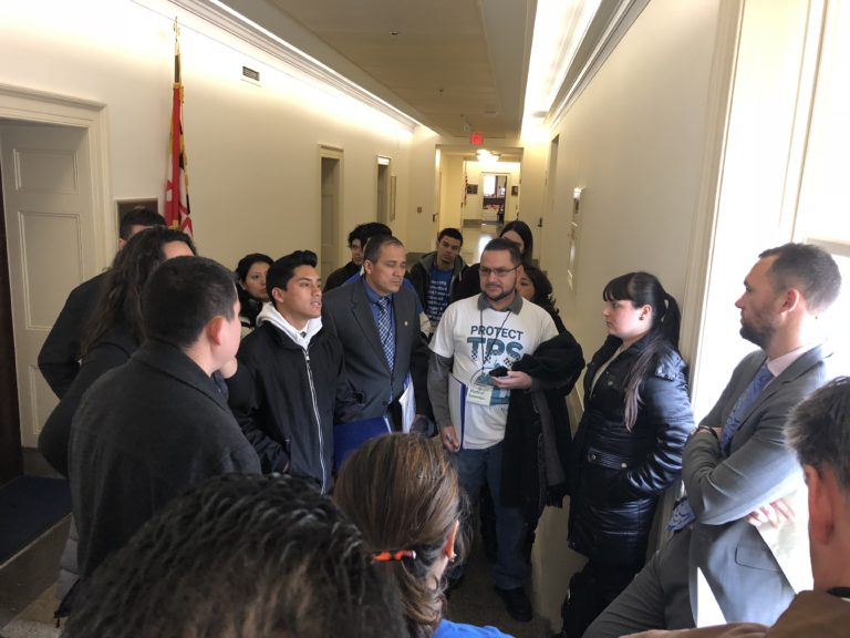 Salvadoreños cabildean en Congreso por una residencia