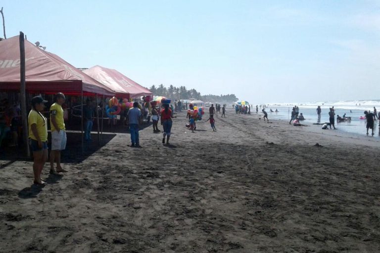 Salvadoreños disfrutan Semana Santa en las playas