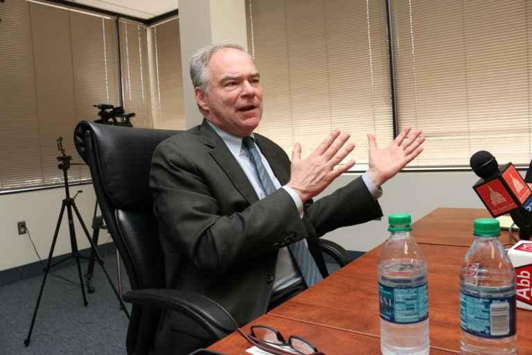 Senador Tim Kaine impulsa proyecto migratorio