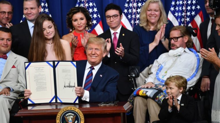 Trump firma ley para ayudar a pacientes con enfermedades terminales