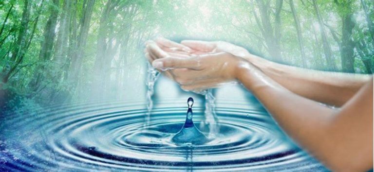 Tomando de balde, del agua de la vida