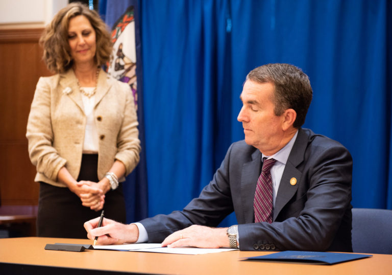 Gobernador de Virginia anuncia nuevos empleos en  Fairfax