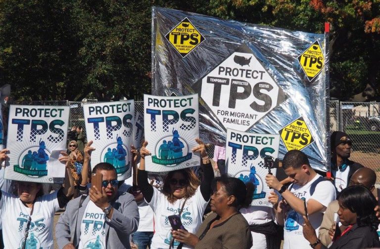 Más de 100 legisladores piden a Trump reinstaurar TPS