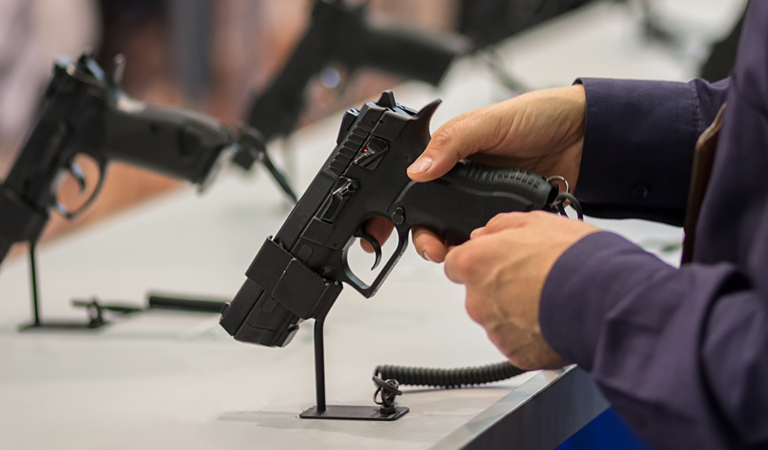 La increíble propuesta de la secretaria de Educación estadounidense de armar a los docentes en las escuelas