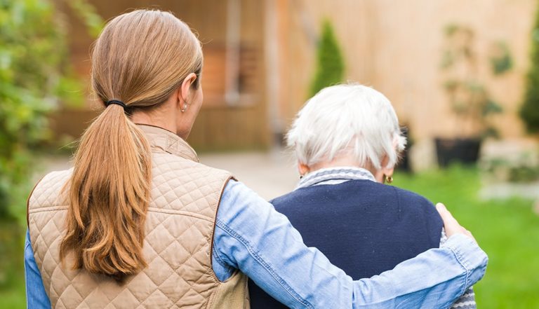 Uno de cada 5 latinos en EEUU cuida de un ser querido sin remuneración