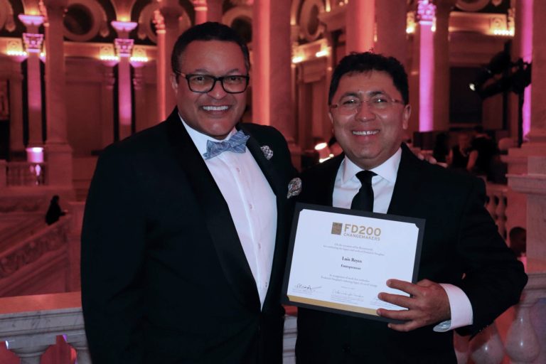 Luis Reyes recibe el Reconocimiento “Frederick Douglass”