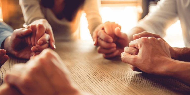 Dios puede transformarnos mientras oramos por otros