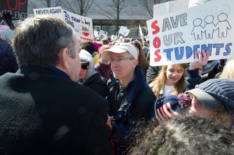 Gobernador de Virginia cumple sus promesas educativas