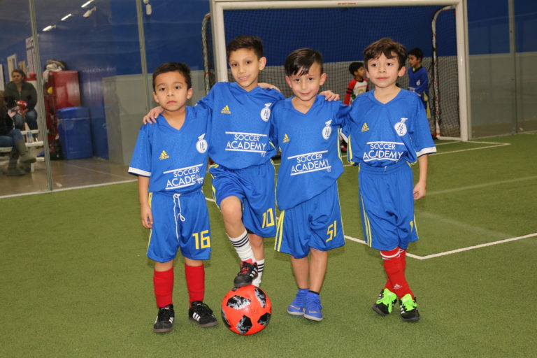 Pollo Rico entrega 60 uniformes a Soccer Academy HL92