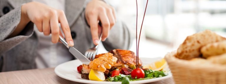 Cuando sale a comer afuera, consulte las calorías