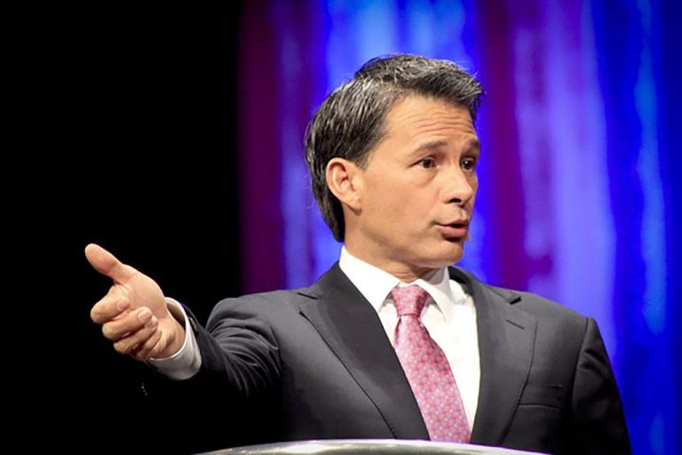 El pastor Cash Luna demanda por difamación a Univision