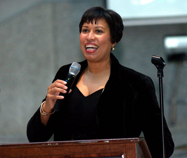 Alcaldesa de Washington defiende a inmigrantes