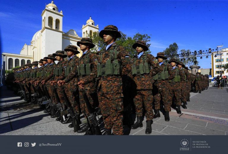 Bukele anima a policías y soldados en combate a delincuentes