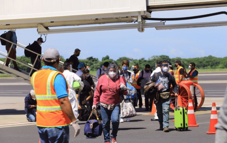 Repatriados siguen llegando a El Salvador