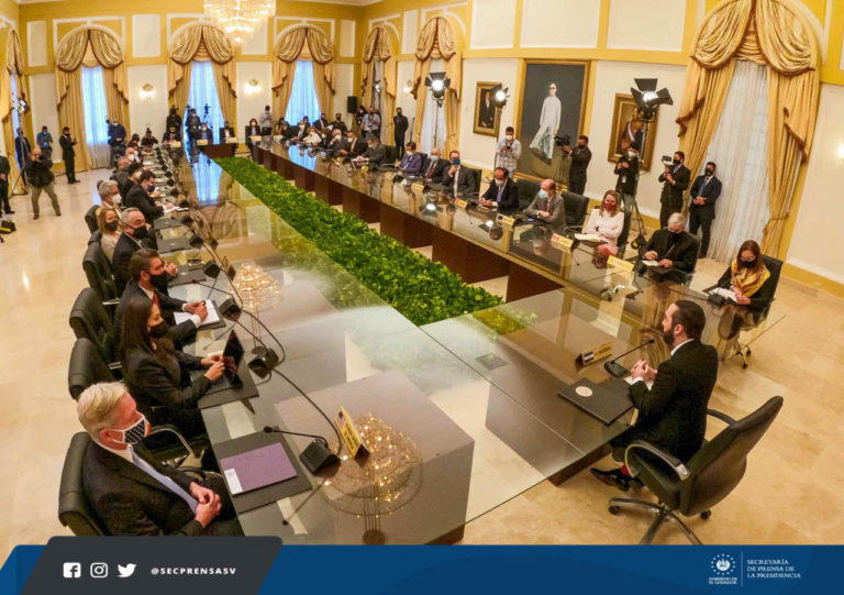 Presidente Bukele se reúne con cuerpo diplomático para exponer intento de golpe de Estado por parte de diputados