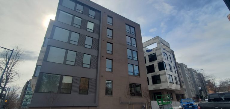 Alcaldesa de Washington DC celebra la finalización de programa de vivienda familiar