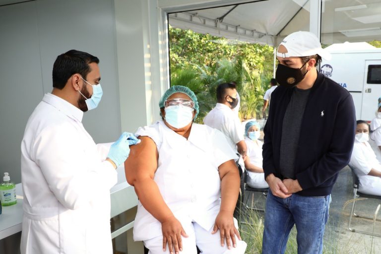 Inicia vacunación contra el COVID-19 en El Salvador