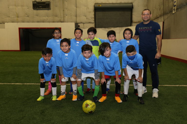 Carlos Vaquero formando a futuros futbolistas