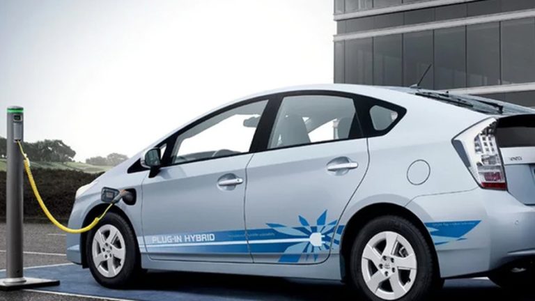 Toyota lanza tres nuevos vehículos eléctricos