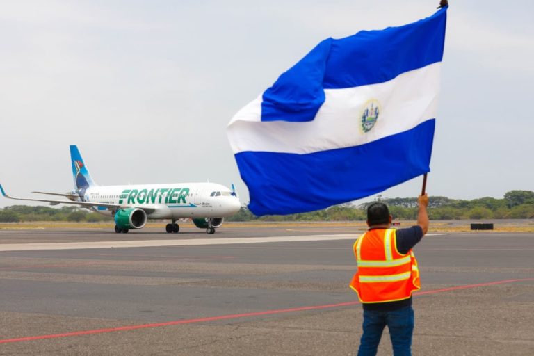 Frontier inicia operaciones a bajo costo en El Salvador