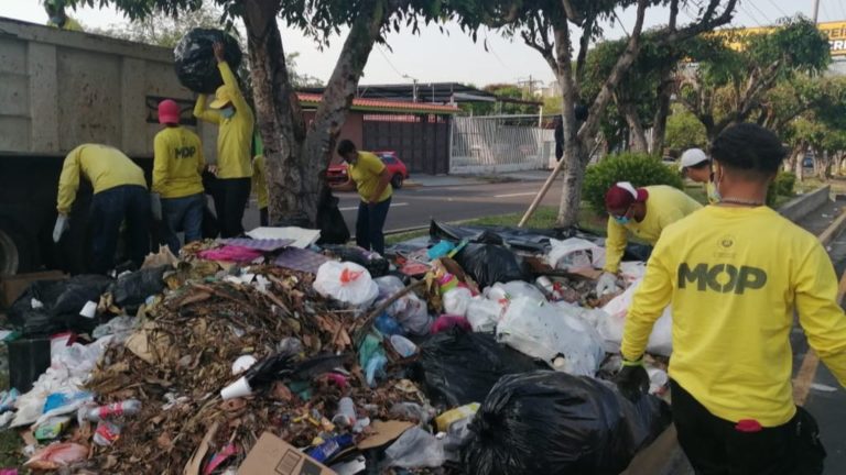 Empleados del MOP retiran basura que Muyshondt no recoge en bulevar Los Héroes