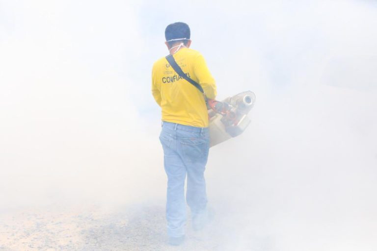 Salud realiza jornada nacional de fumigación y abatización ante desinterés de alcaldes salvadoreños