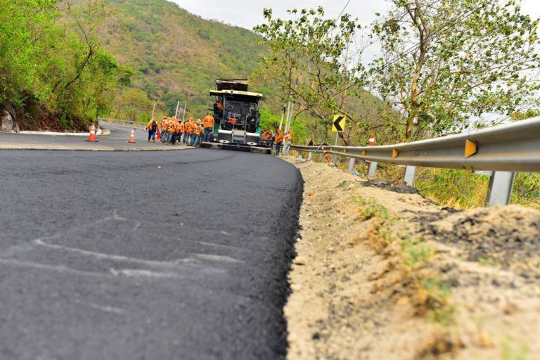 MOP anuncia renovación vial de cinco vías importantes y la construcción de un puente en La Paz