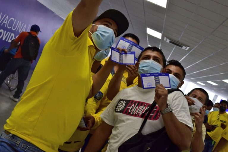 Vacunan contra el Covid-19 a trabajadores del MOP