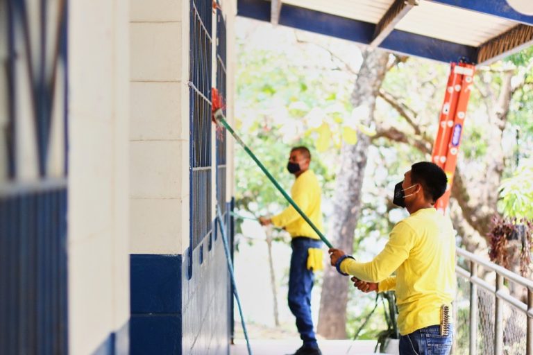 Reos reparan 44 centros escolares de El Salvador