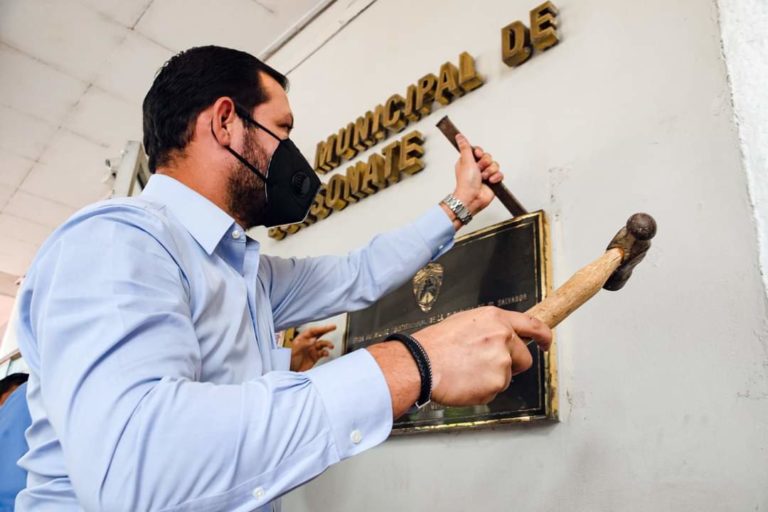 Retiran placa con el nombre de expresidente Saca de Alcaldía de Sonsonate