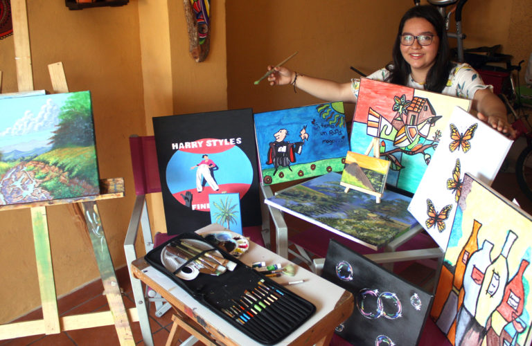 Despertando el arte de pintar y transmitiendo su felicidad a los demás