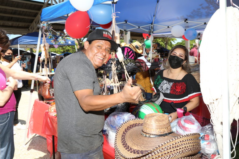 Emprendedores latinos inician con éxito feria artesanal en Manassas