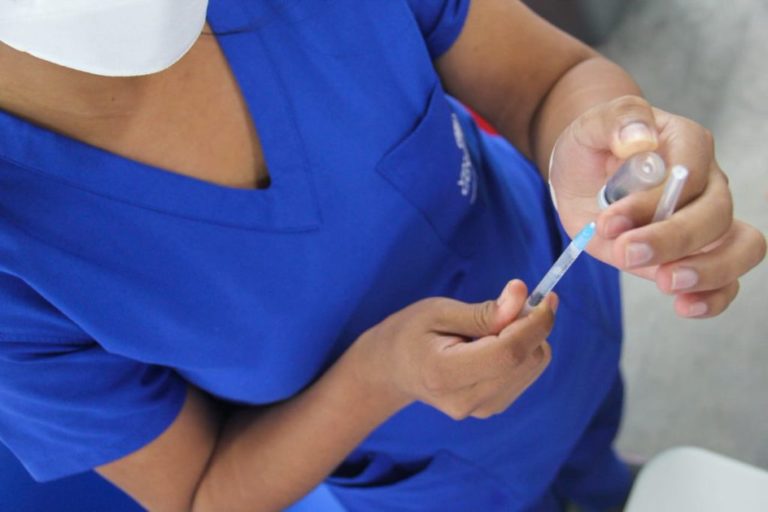 La FDA y los CDC levantan la pausa recomendada en el uso de la vacuna contra el COVID-19 de Johnson & Johnson (Janssen) después de una revisión de seguridad exhaustiva